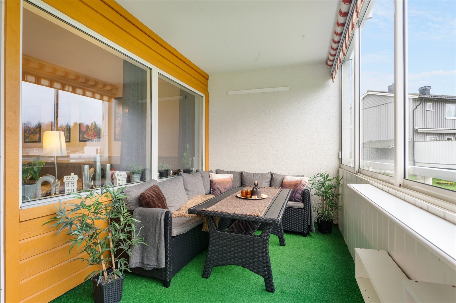 Glassene kan skyves helt eller delvis til side. Markisen styres med fjernkontroll. Galleribilde