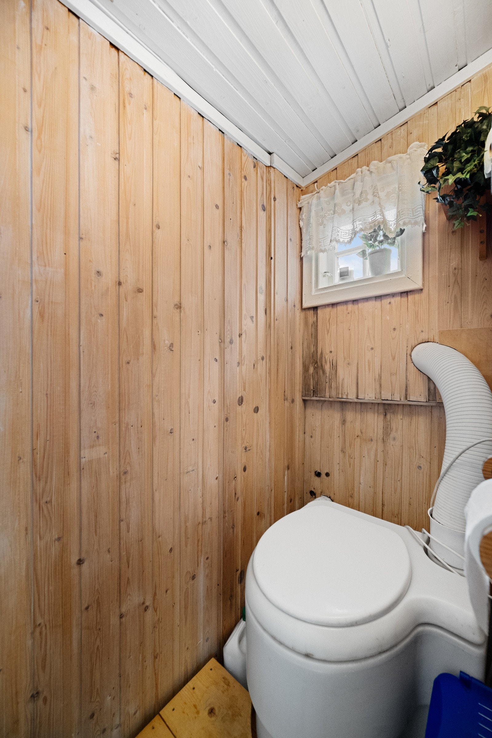 Hytta har ikke innlagt vann, men er utstyrt med Vera biodo for enkel og praktisk sanitærløsning Galleribilde