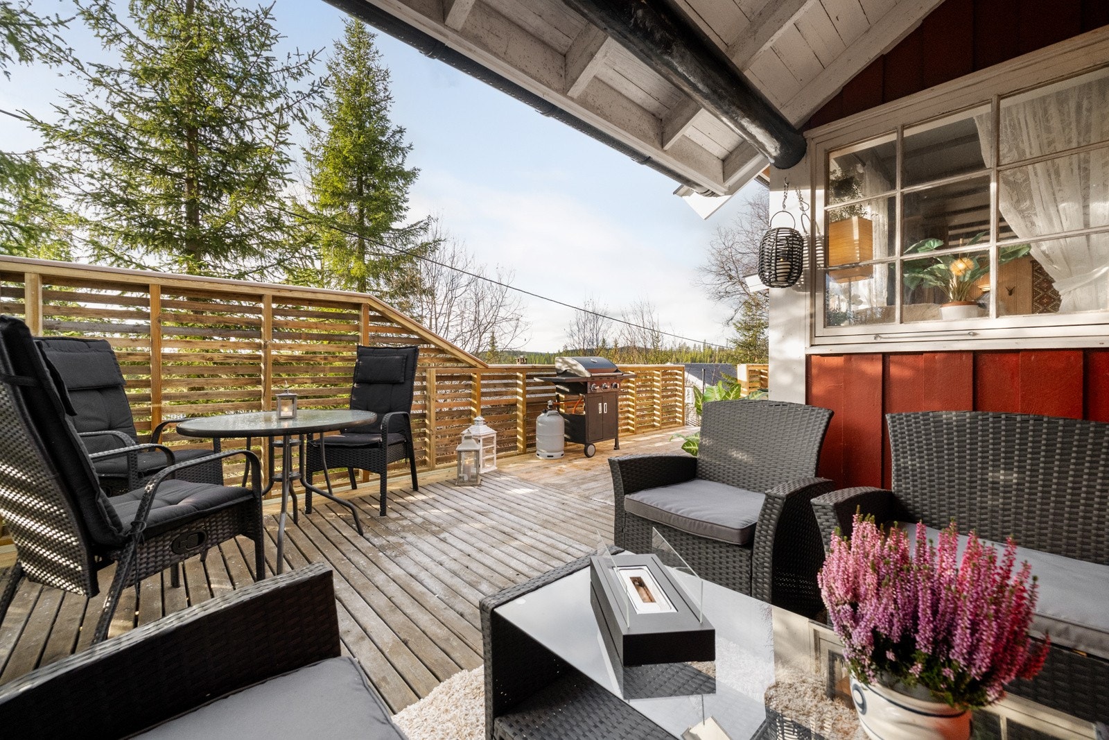 I 2024 ble verandaen utvidet og fikk nytt rekkverk, mens det i 2025 ble montert ny trapp i tre opp til verandaen Galleribilde