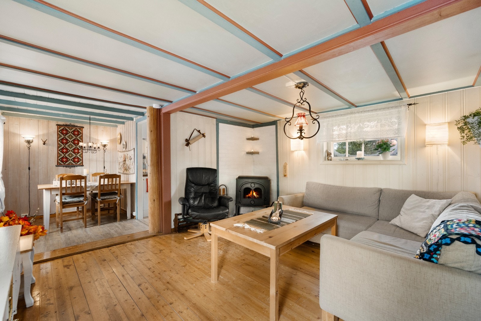 Stuen er et hyggelig rom med vedovn som gir god varme og stemning på kjølige kvelder Galleribilde