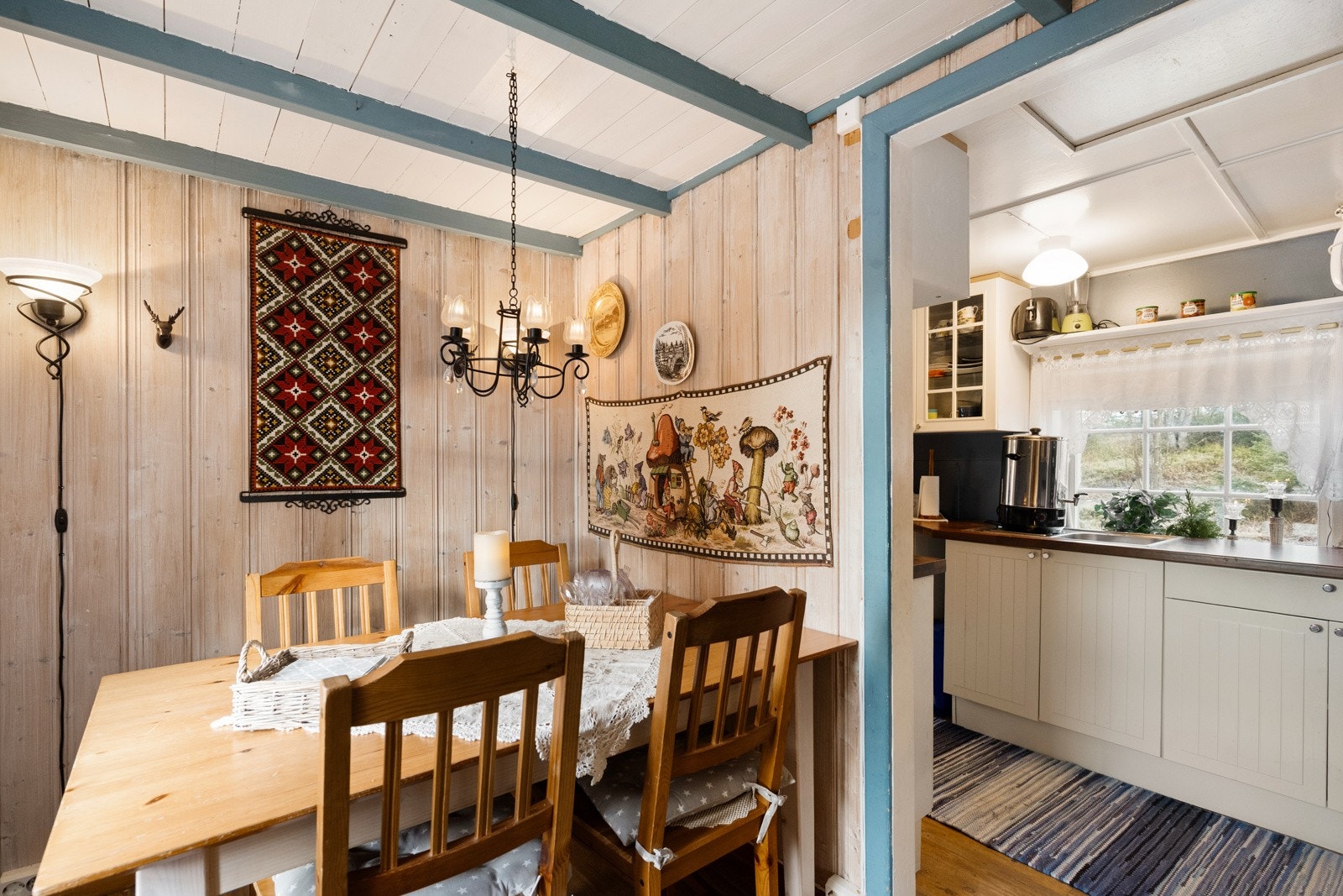 Kjøleskap er plassert i gangen, og det er montert kjøkkenventilator med avtrekk ut. Galleribilde