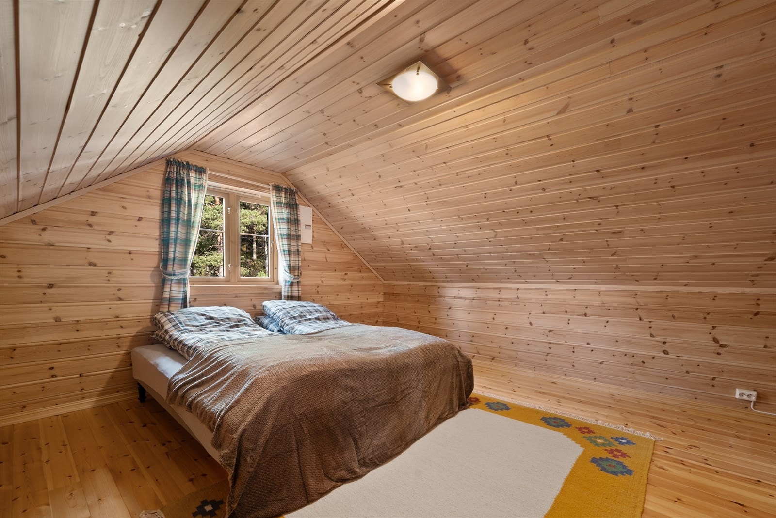 Stort soverom i 2. etasje. Loftet er ikke med på originalt godkjente tegninger, og er ikke søkt bruksendret hos kommunen. Galleribilde