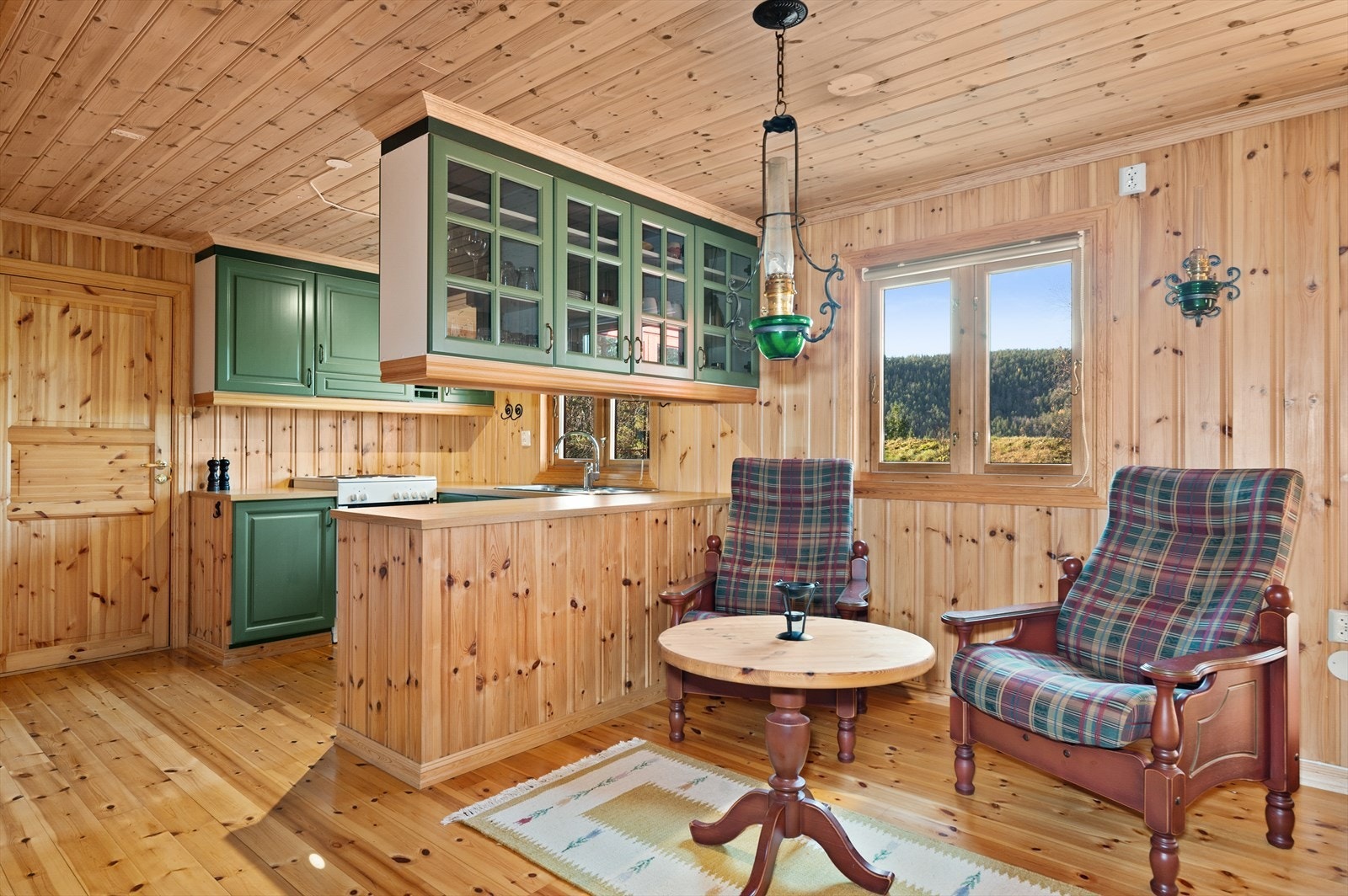 Romslig kjøkken med egen plass for salong eller spisebord. Galleribilde