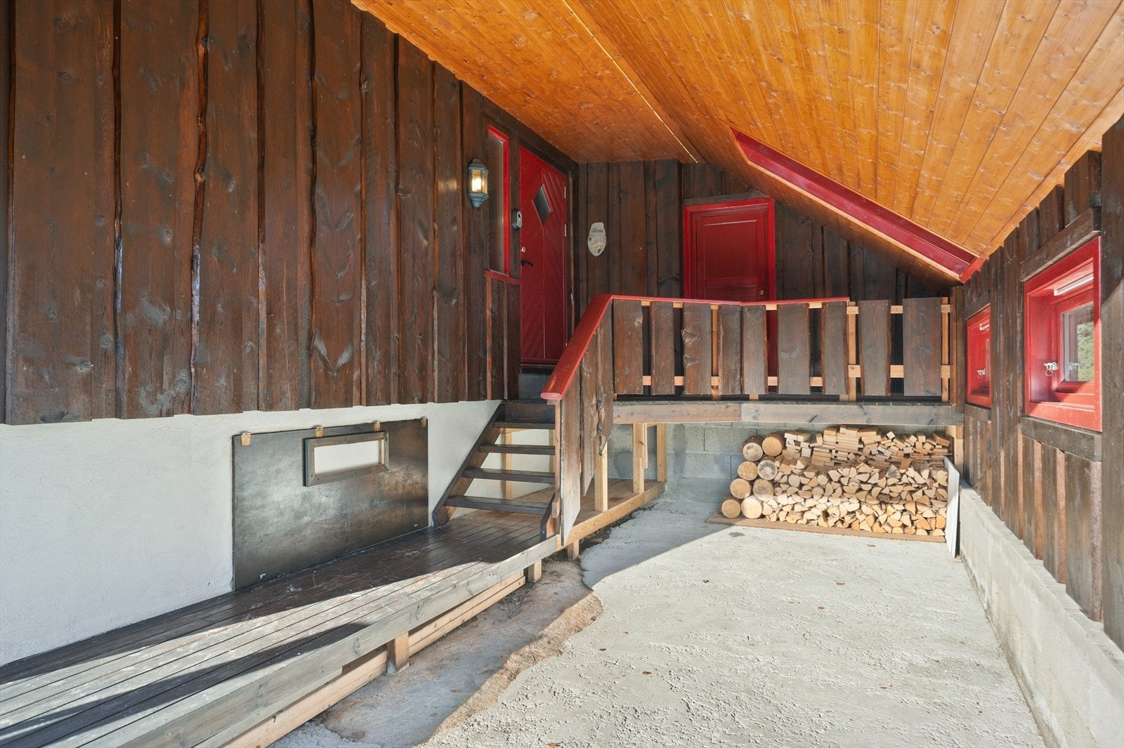 Carport! Ikke mange hytter har carport. Her kan du komme deg tørrskodd inn i bilen på vinteren. Galleribilde