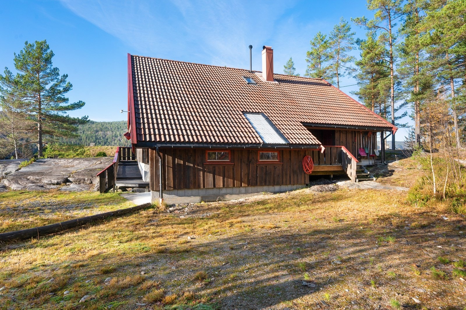 Hytta har en veldig romslig tomt, og det er mye potensial rundt helel hytta. Galleribilde