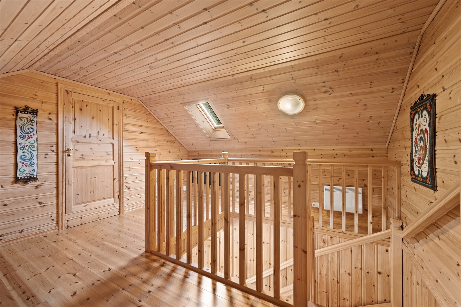 Det er TV i hjørnet, og det er stort nok til en liten loftstue for de aller minste. Loftet er ikke med på originalt godkjente tegninger, og er ikke søkt bruksendret hos kommunen. Galleribilde