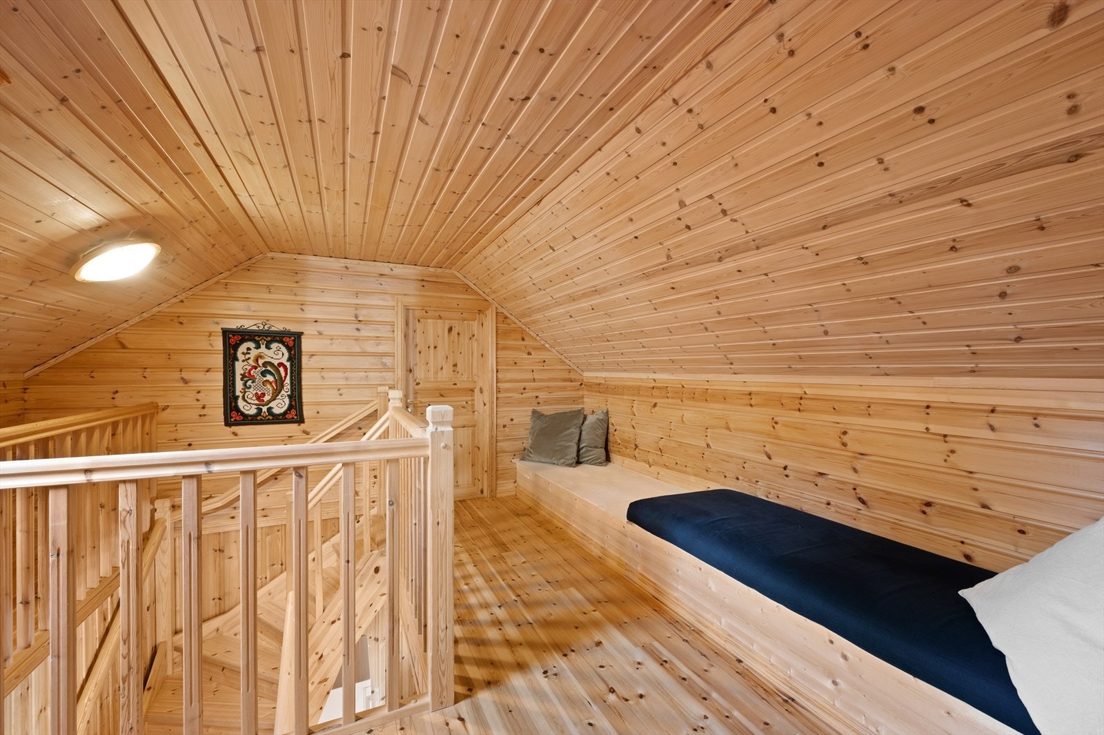 I trappegangen / loftstua er det laget brede benker med oppbevaring. Er hytta full er dette og blitt brukt som senger. Loftet er ikke med på originalt godkjente tegninger, og er ikke søkt bruksendret hos kommunen. Galleribilde