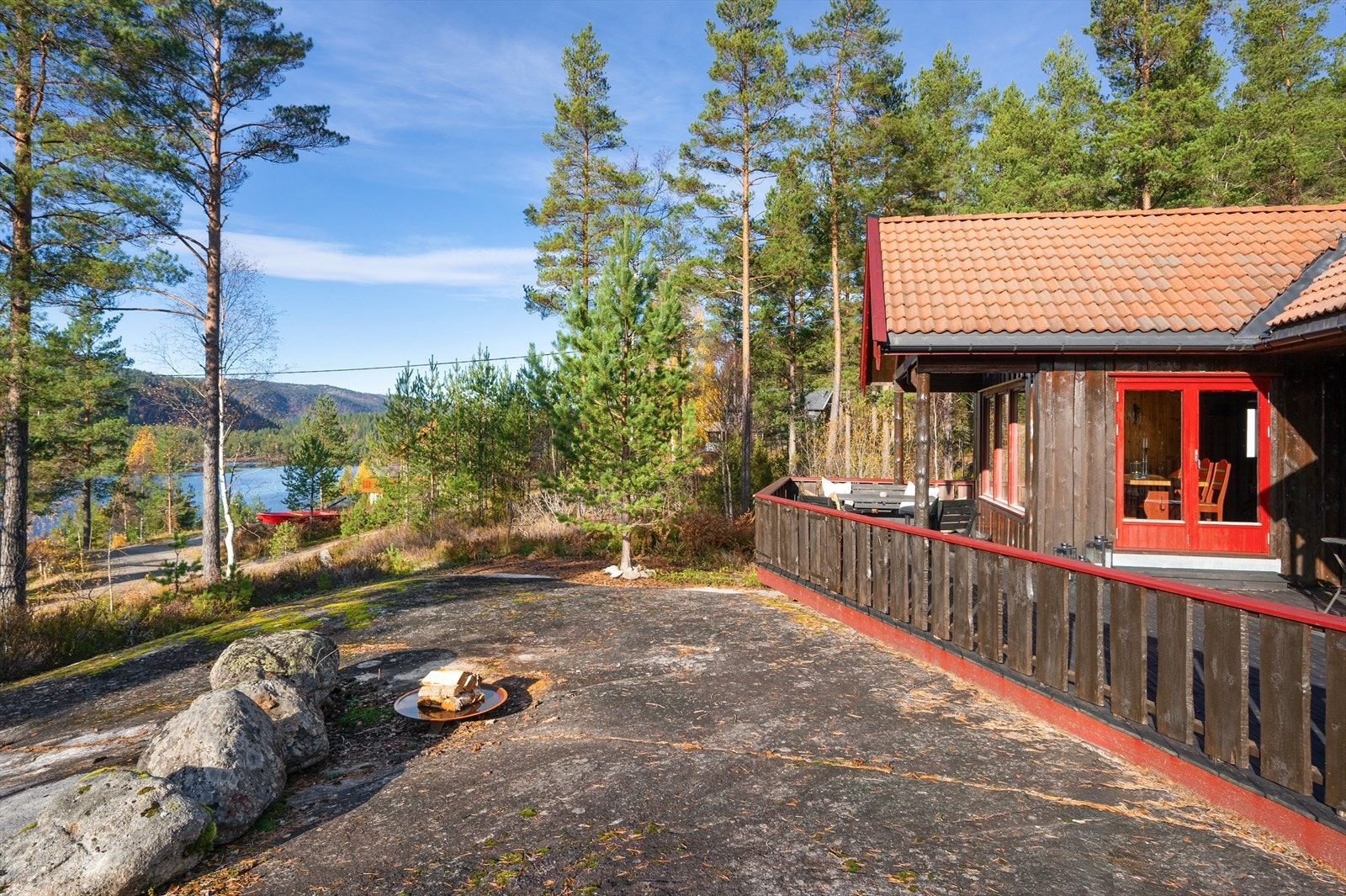 Foran hytta er det fjell som er renset. I dag er det laget til et koselig område med bålpanne. Galleribilde