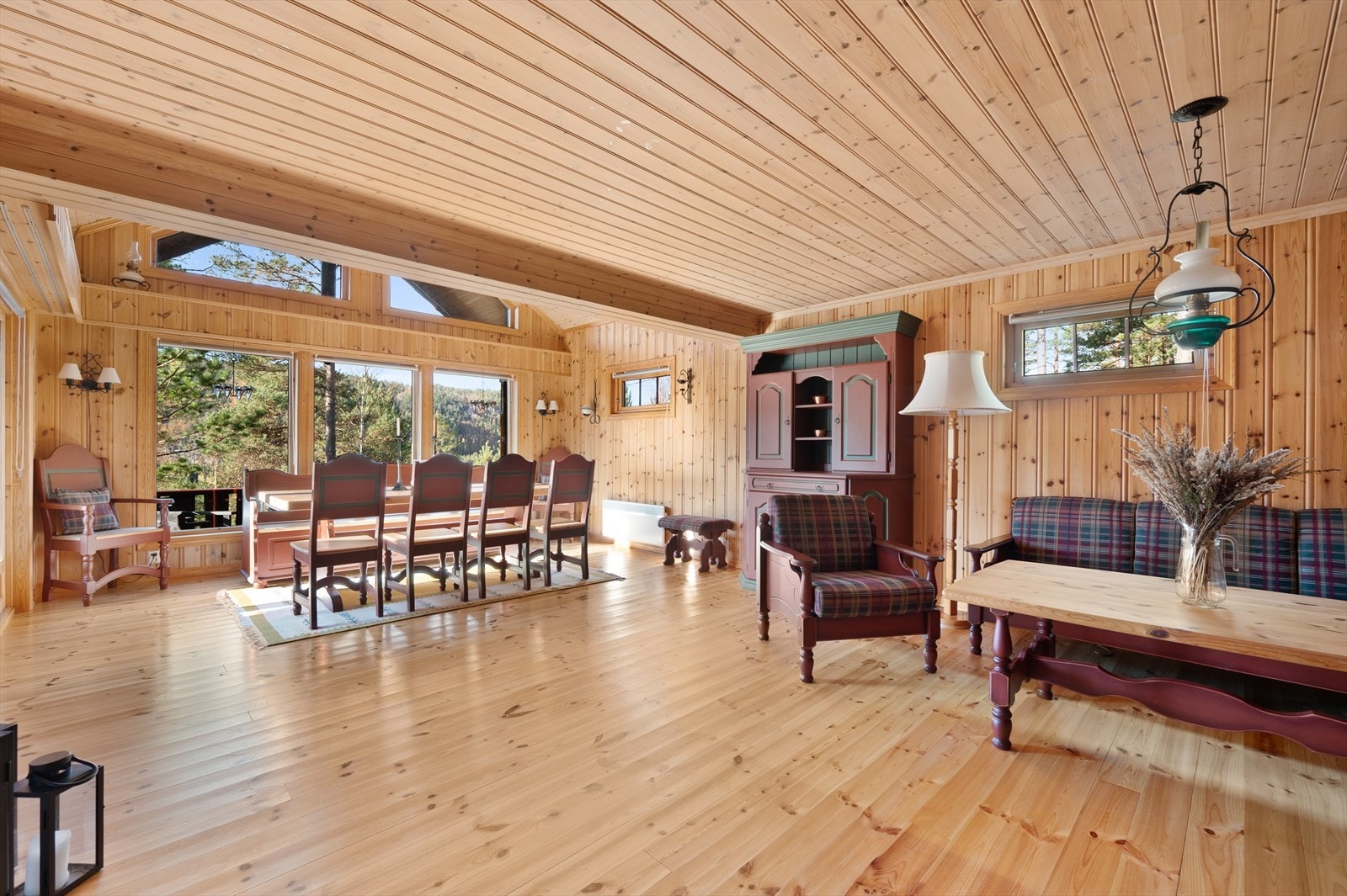 Romslig og innbydende stue med salong og spisestue. Galleribilde