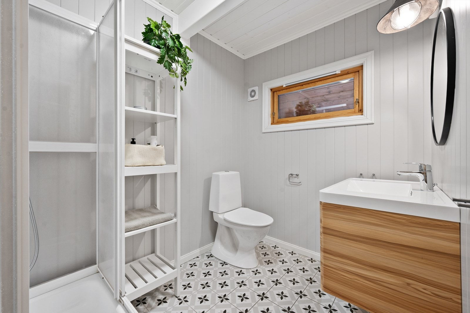 Lekkert bad som er pusset opp de seneste årene. Her er det dusjkabinett, servant med oppbevaring og toalett. Alt i lekker utførelse. Galleribilde