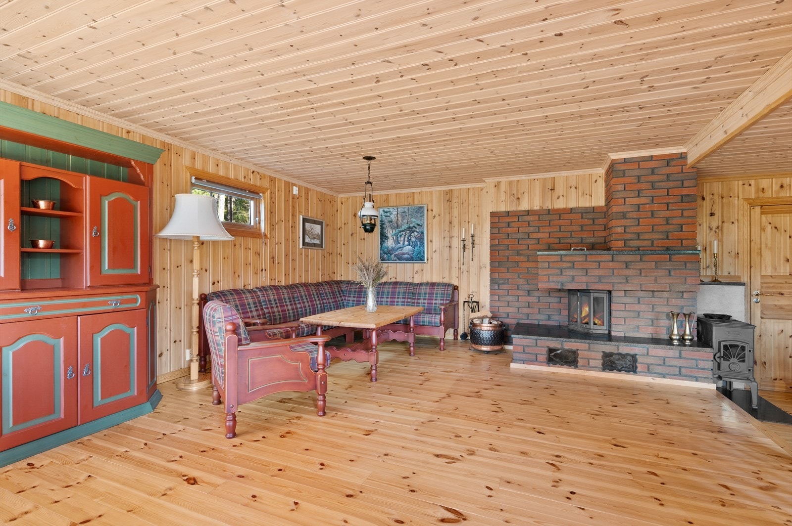 Salong med koselig peis for seine kvelder med hyttekos. Galleribilde