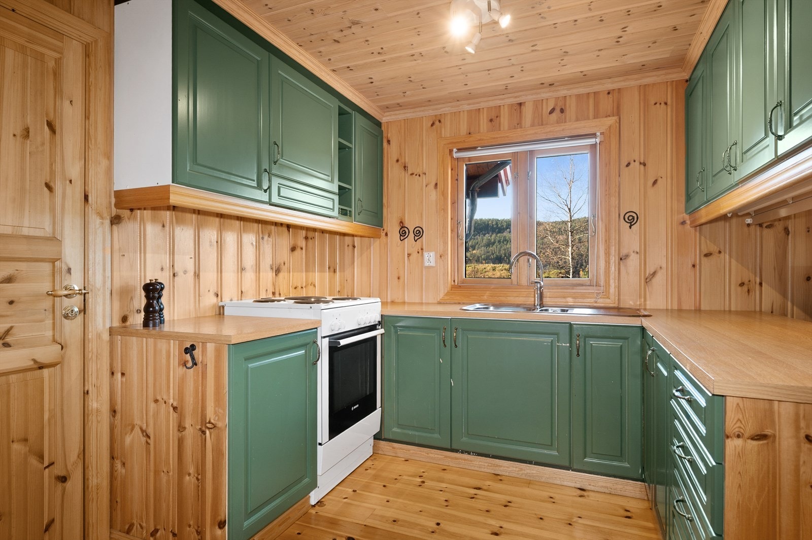 Innbydende og romslig kjøkken med god plass til oppbevaring. Galleribilde