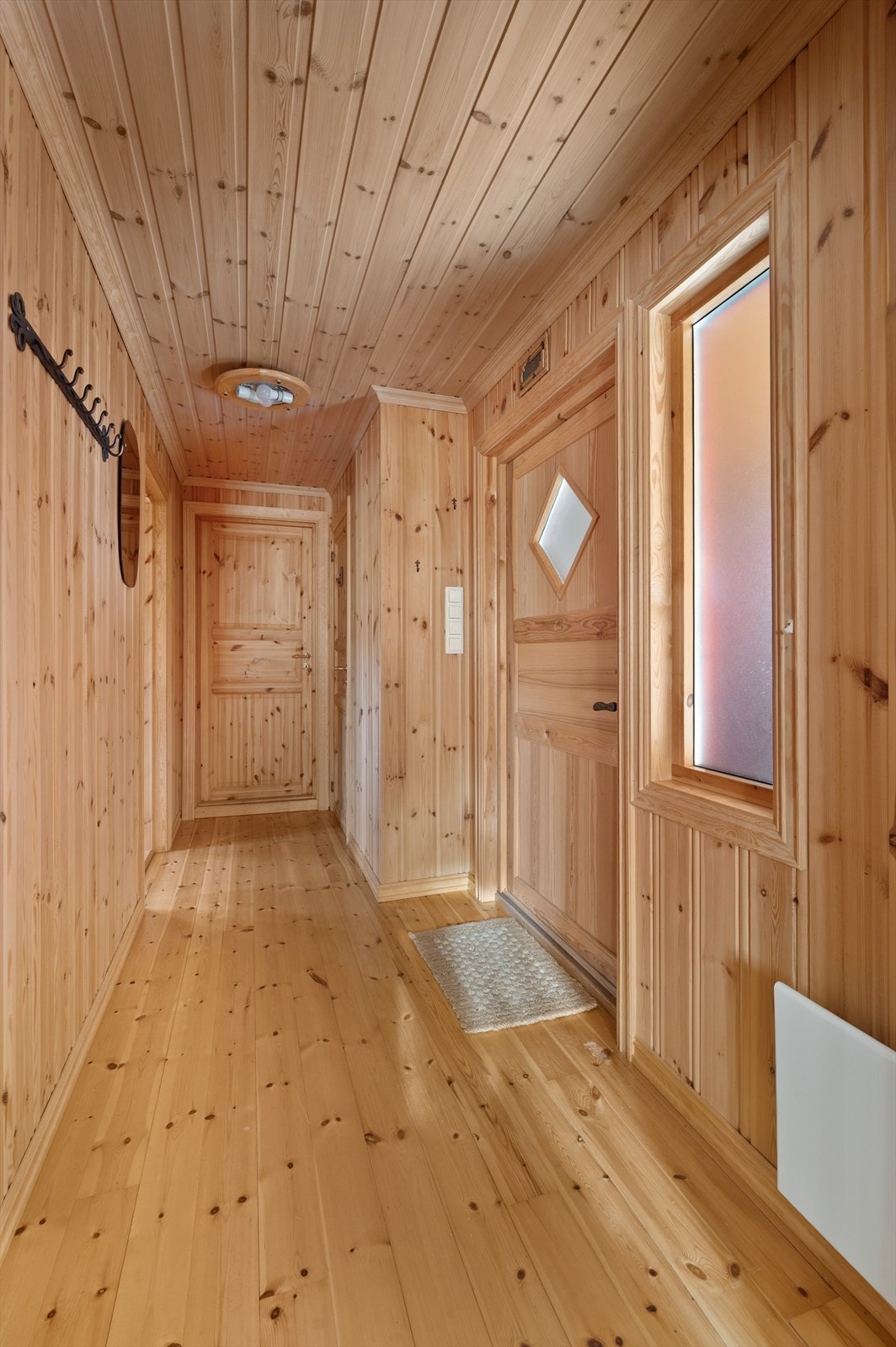 Meget innbydende og romslig gang som ønsker deg velkommen på hytta. Galleribilde