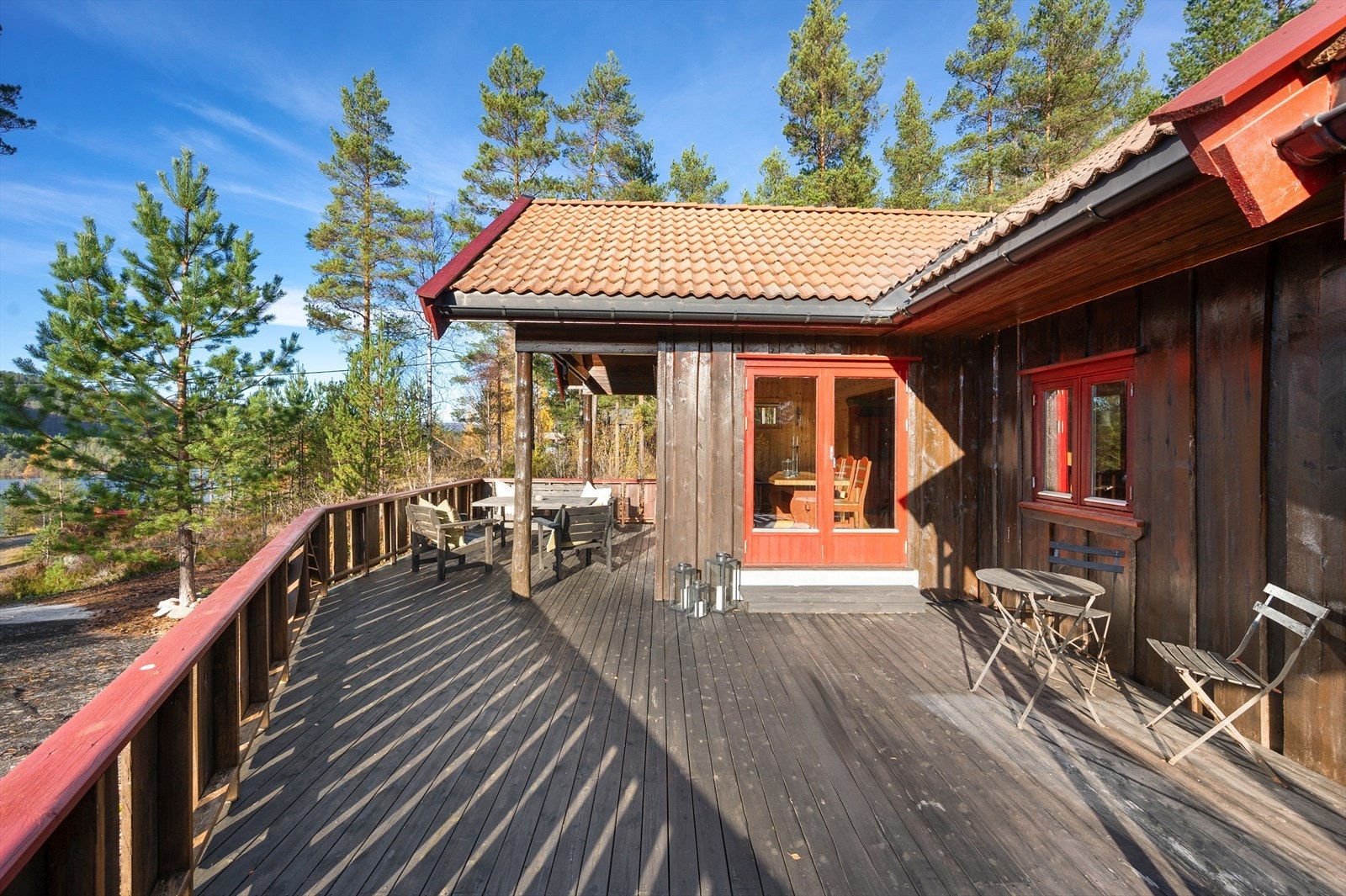 Romslig veranda for late sommerdager. Galleribilde