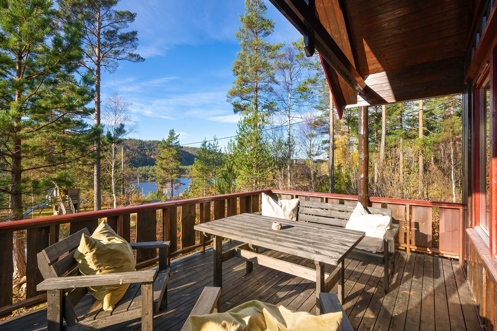 Stor veranda på hele 78 kvm. Her kan man nyte late sommerdager med utsikt mot Eptevann. Galleribilde