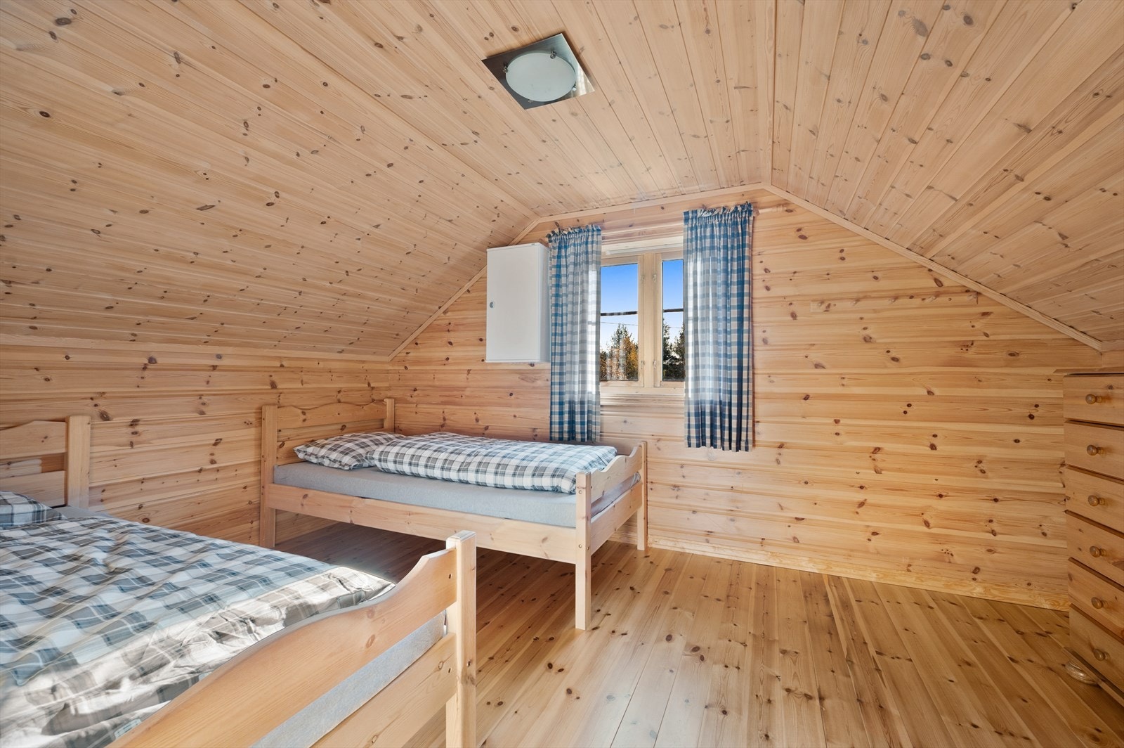 Stort soverom i 2. etasje. Hytta har totalt 4 soverom og mange sengeplasser. Loftet er ikke med på originalt godkjente tegninger, og er ikke søkt bruksendret hos kommunen. Galleribilde