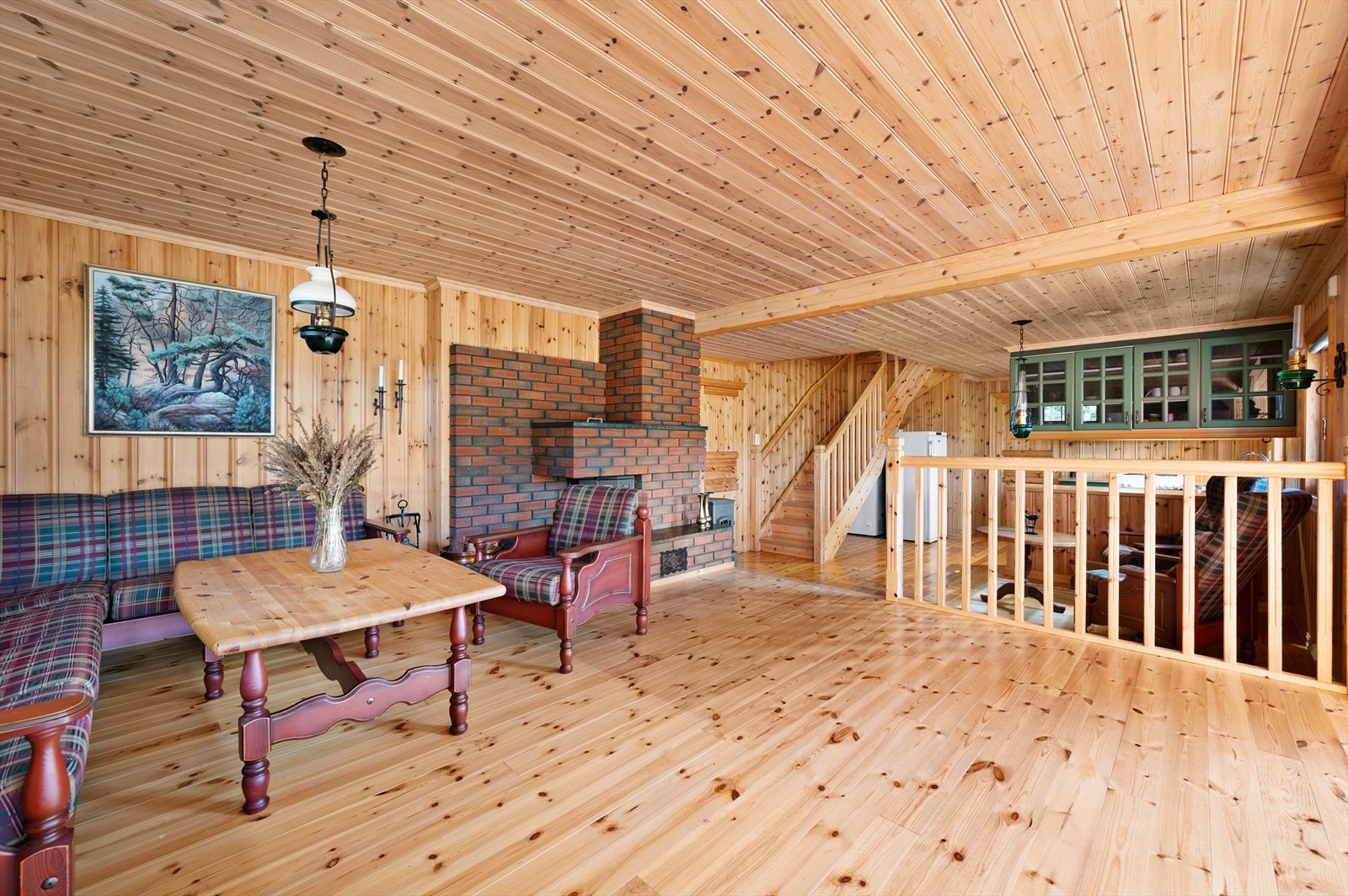 Fra stue har man tilgang til en salong og romslig kjøkken. Perfekt for sosiale sammenkomster, eller småbarnsfamilien. Galleribilde