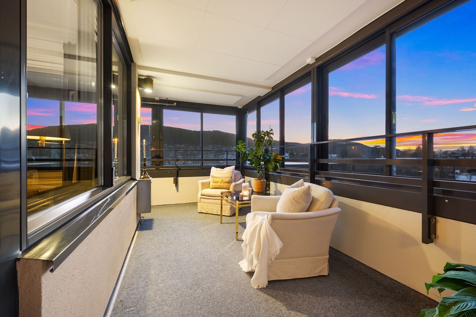 Den store, innglassede balkongen på 12 m² fungerer som et ekstra oppholdsrom store deler av året og har flotte utsiktsforhold. Galleribilde