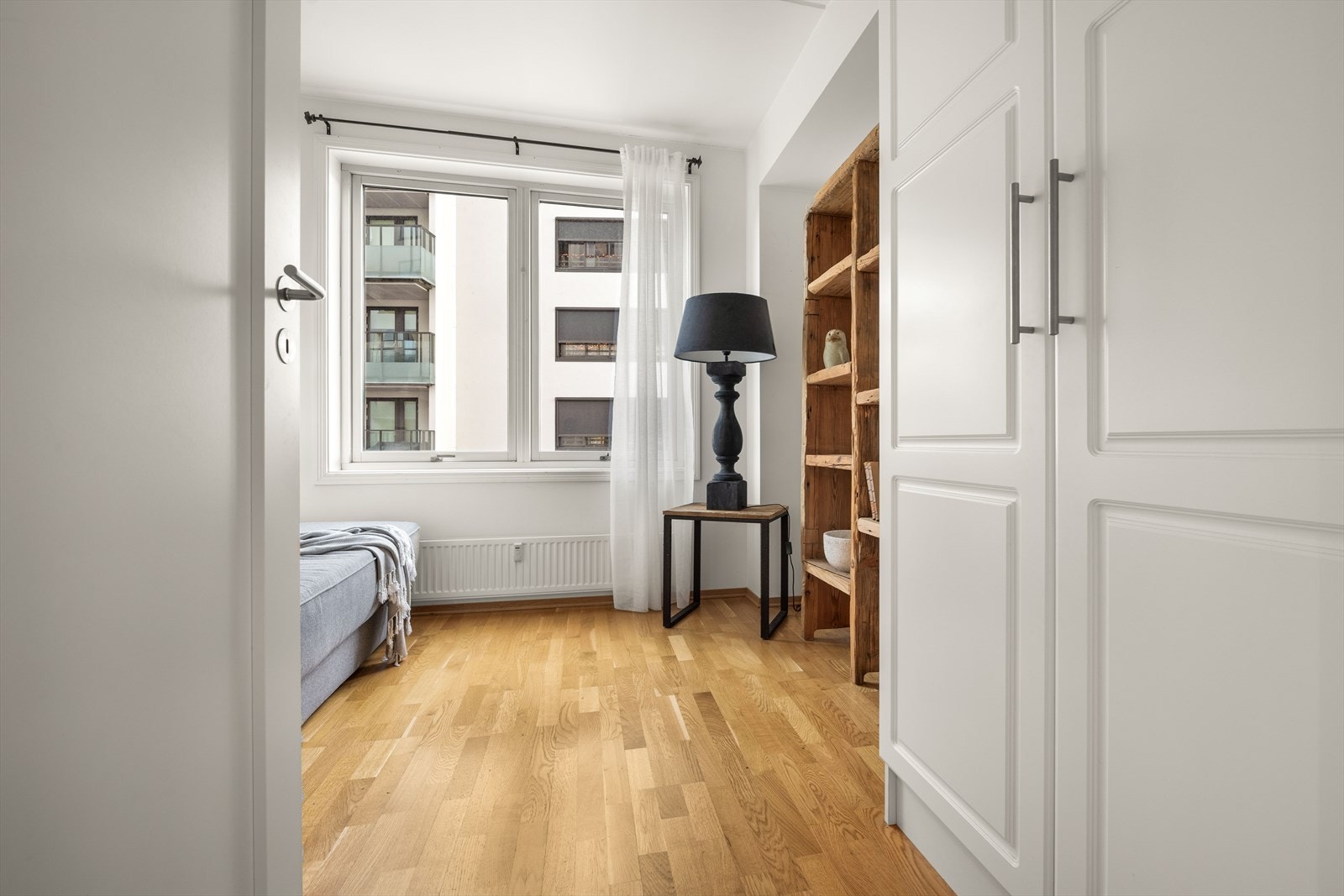 Også dette rommet har parkett på gulv og radiator for oppvarming. Galleribilde