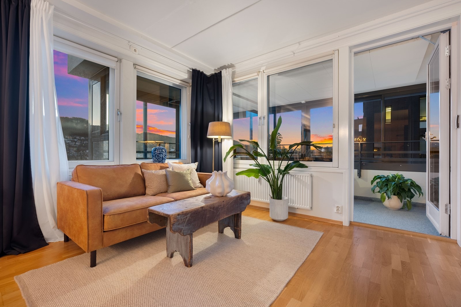 Fra stuen er det direkte utgang til den innglassede balkongen. Galleribilde