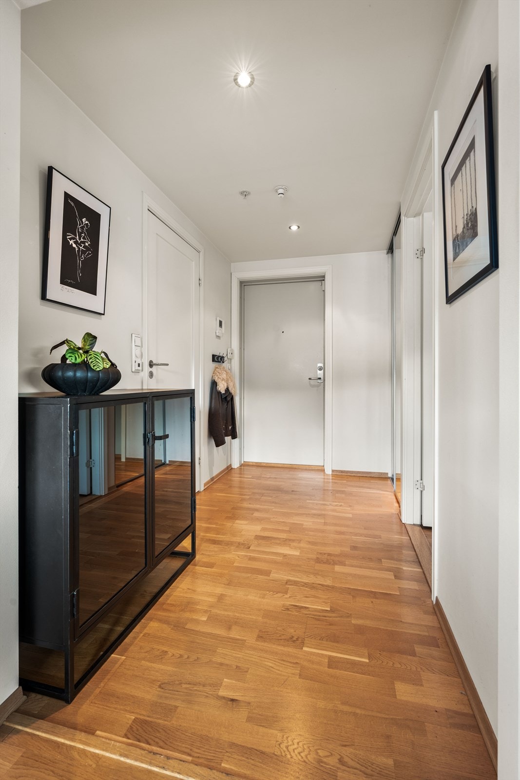 Velkommen inn i en lys entré med adkomst via heis direkte til leilighetens etasje. Galleribilde