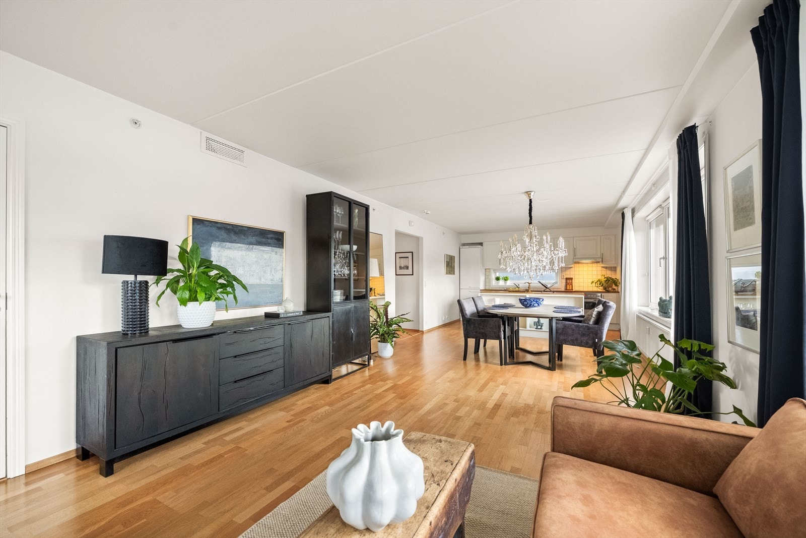 Den åpne løsningen er boligens naturlige samlingspunkt, med god plass til både sofagruppe og spisebord. Galleribilde