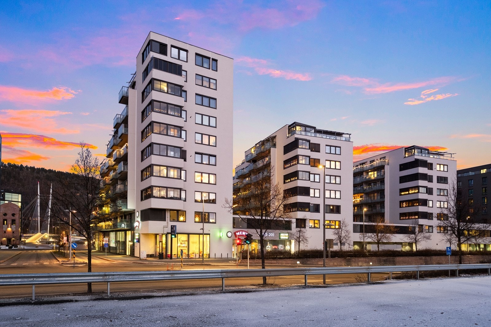 Her bor du med umiddelbar nærhet til dagligvarebutikk, apotek og et yrende byliv. Galleribilde