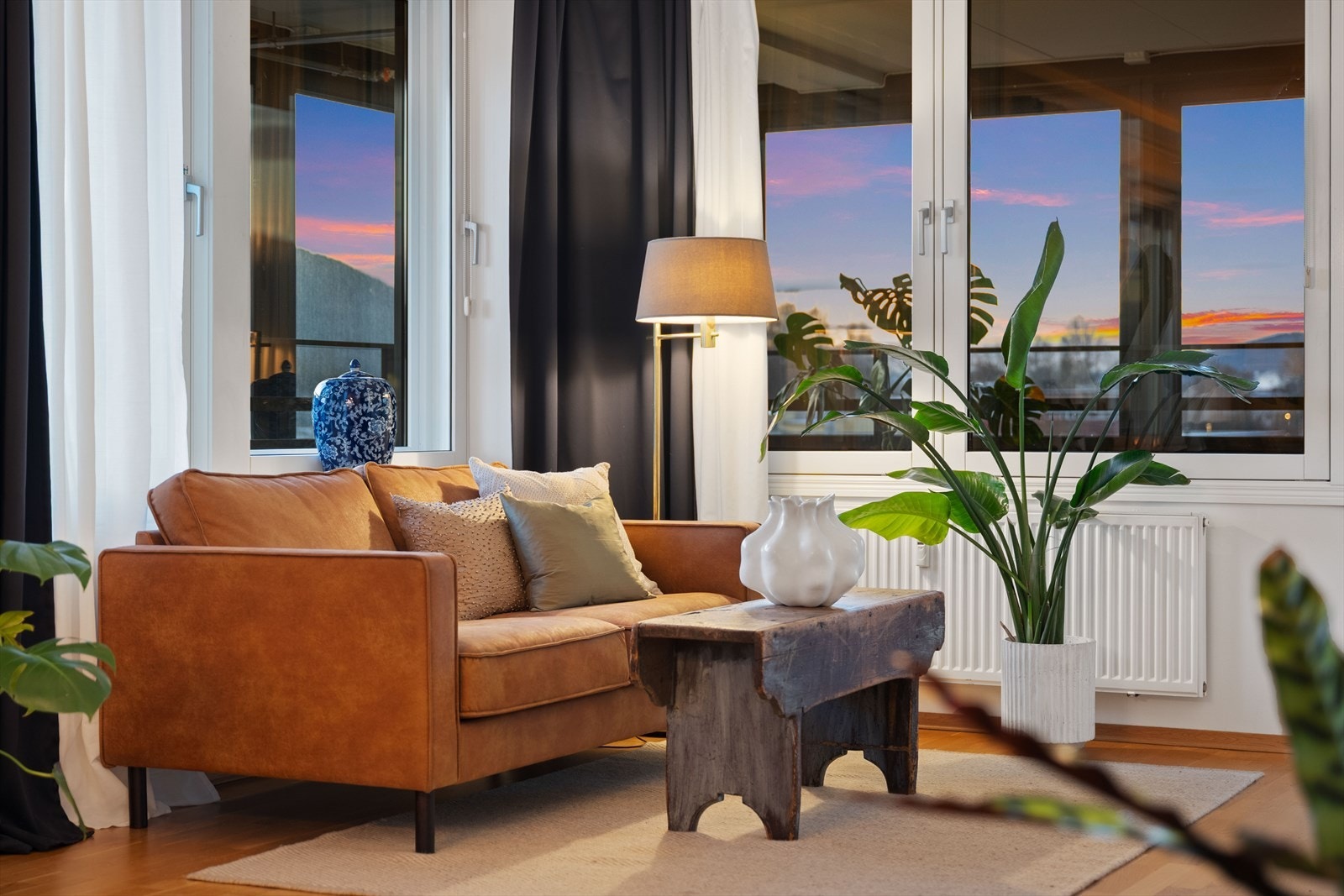 Leiligheten er tilknyttet fjernvarme, som sørger for en behagelig og jevn innetemperatur. Galleribilde