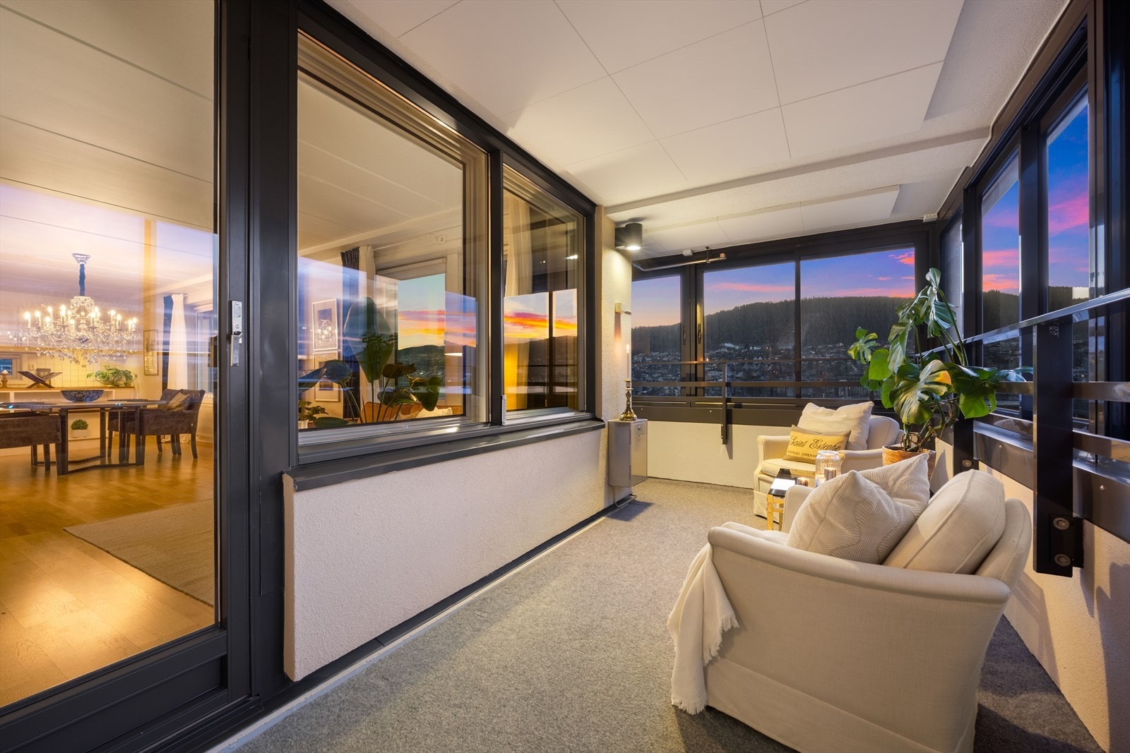 Balkongen fungerer som en forlengelse av stuen og visker ut skillet mellom inne og ute. Galleribilde