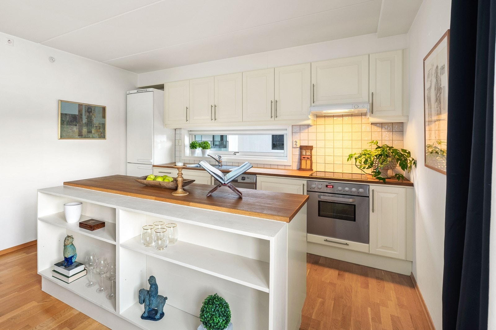 Kjøkkeninnredningen har profilerte fronter og godt med skapplass. Galleribilde