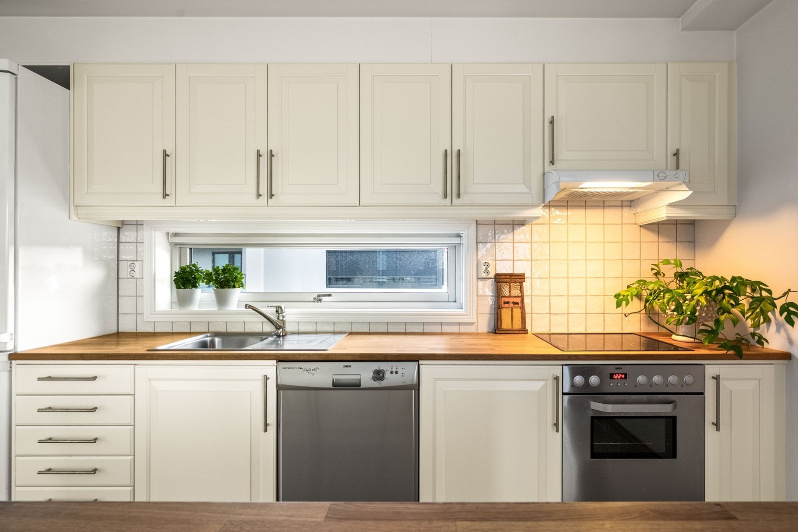 Kjøkkenet er utstyrt med frittstående hvitevarer som medfølger handelen. Galleribilde