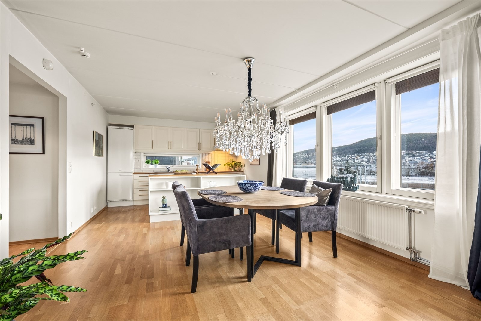 Store vindusflater gir rikelig med dagslys til spiseplassen. Galleribilde