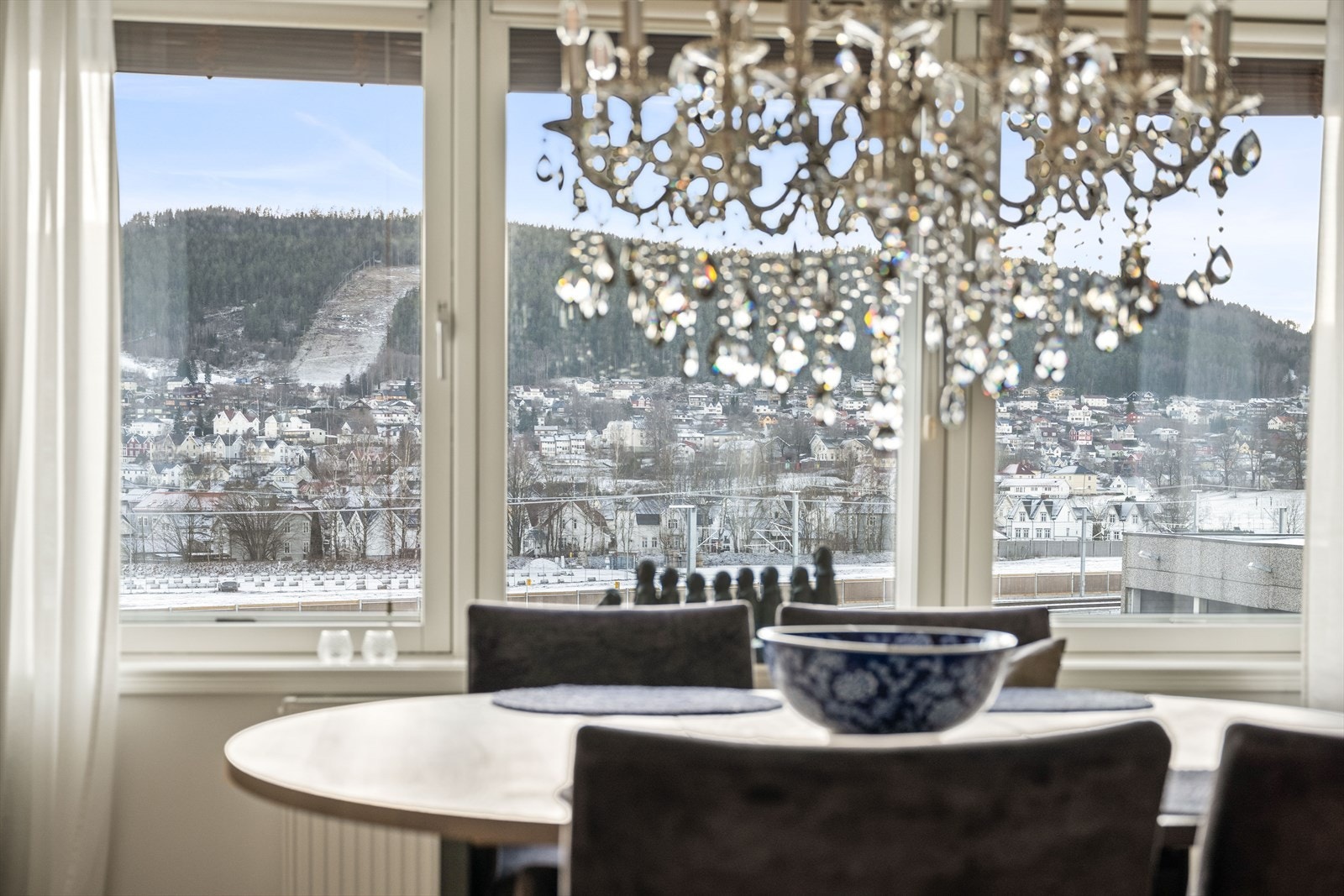 Detaljer som den elegante krystallkronen gir rommet karakter. Galleribilde