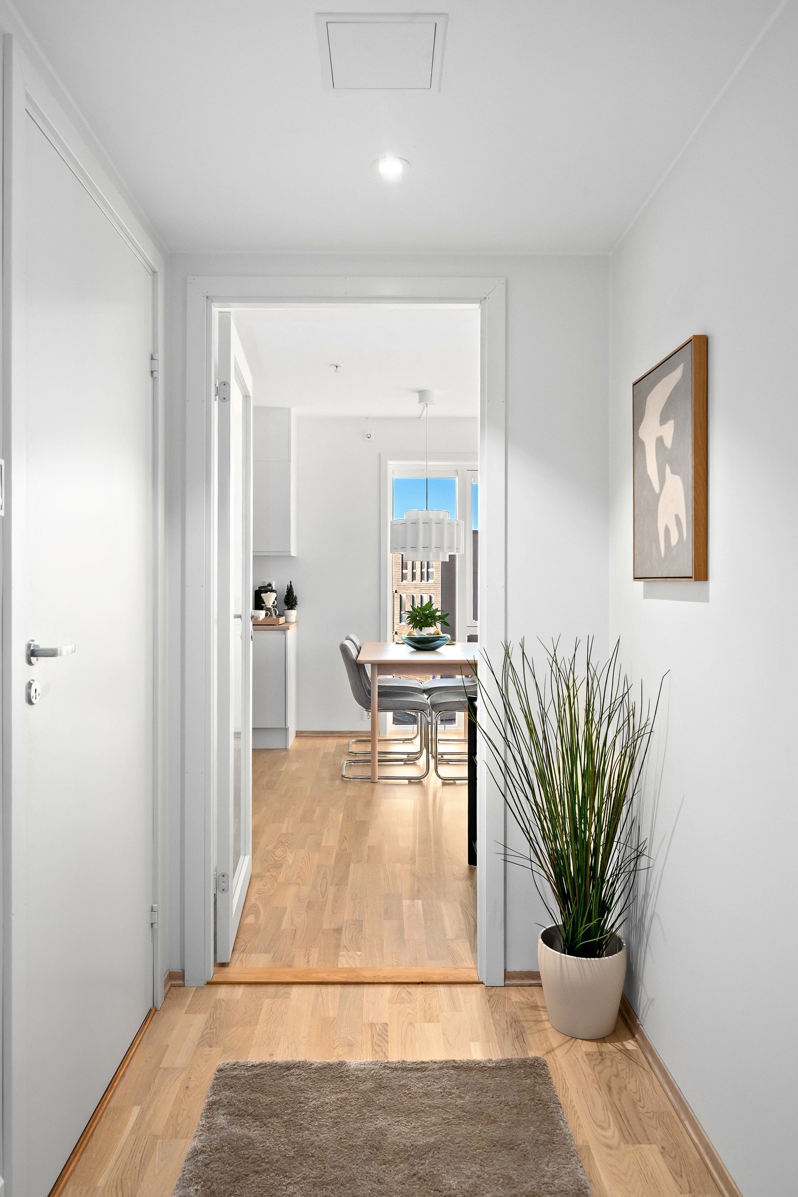 Langstrakt gang med god plass til oppbevaring. Galleribilde