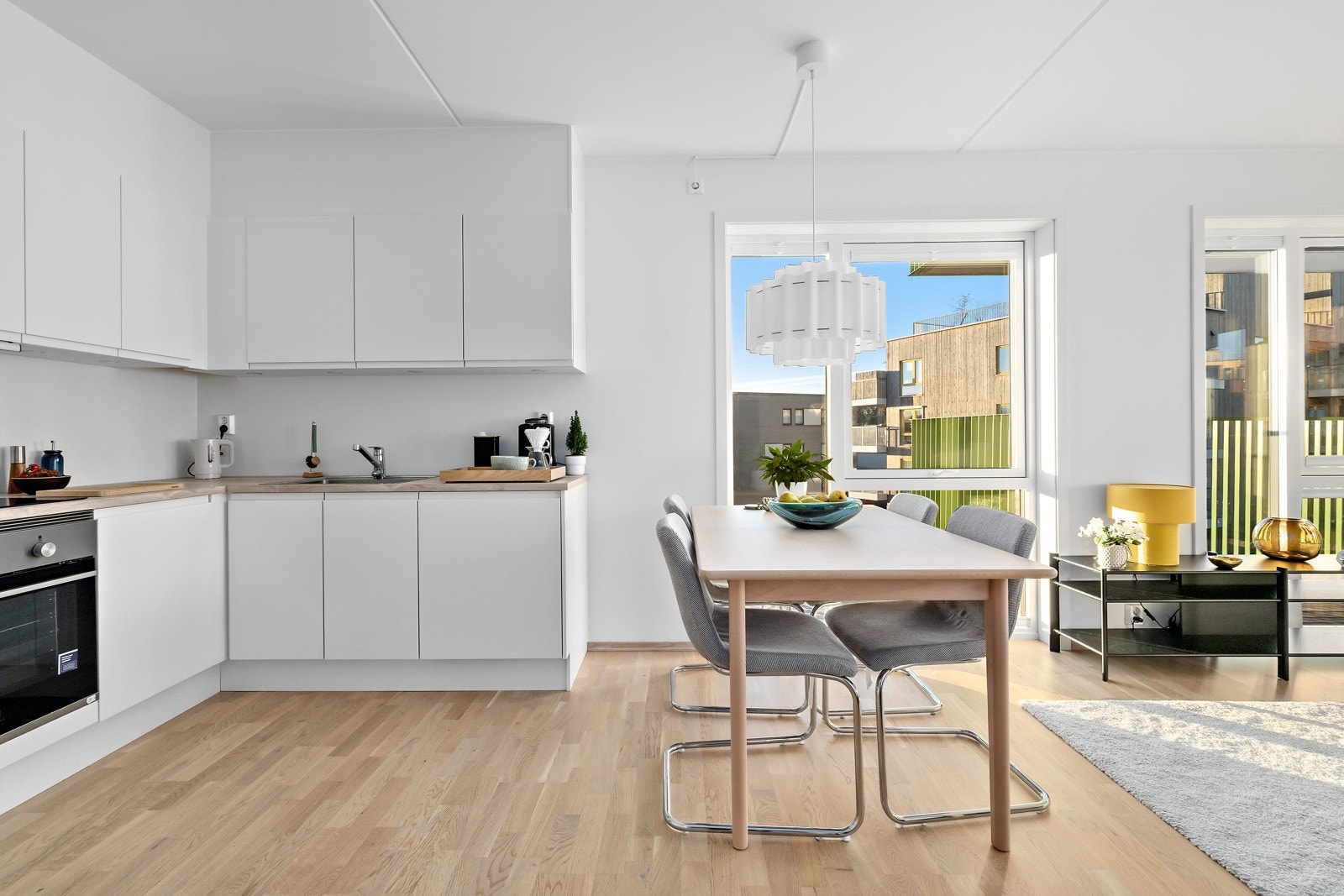 Kjøkkenet ligger i åpen løsning til stuen, og har tidløs innredning med helintegrerte hvitevarer. Galleribilde