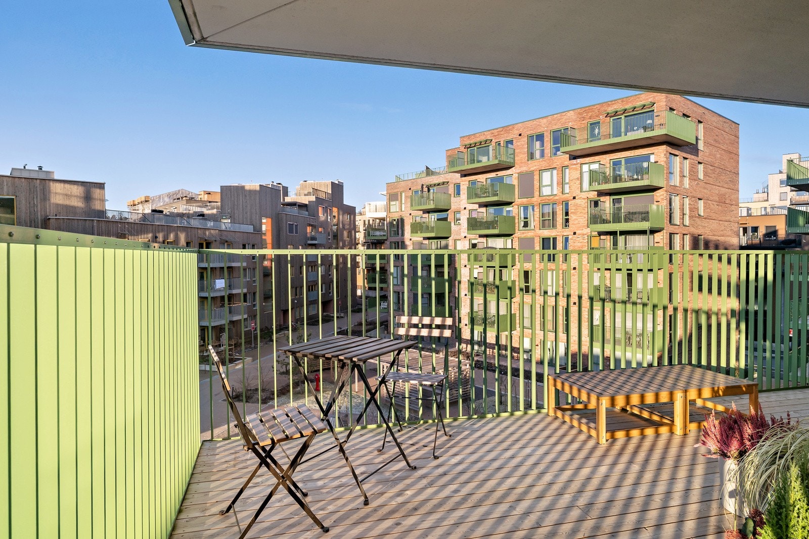 Balkongen gir deg ekstra oppholdsplass med mulighet for flere sosiale soner. Galleribilde