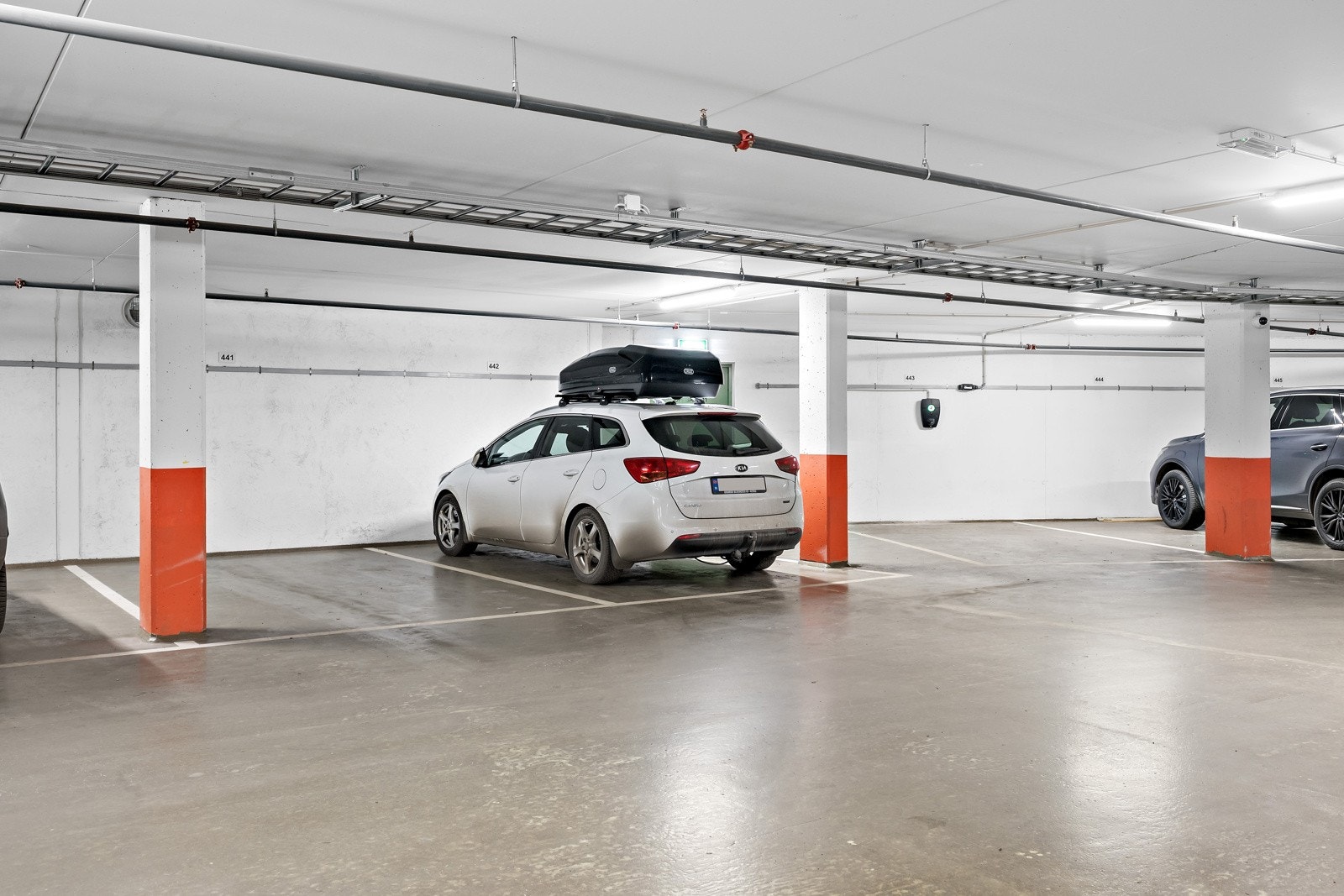 Det medfølger garasjeplass i felles anlegg, med enkel adkomst via heis. Det er også bruksrett til kjellerbod på ca. 7 kvm. Galleribilde