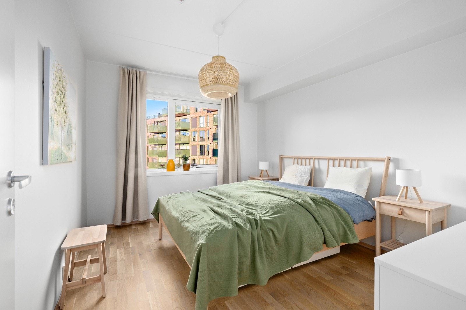 Lyst og innbydende hovedsoverom vendt mot rolig gårdsrom Galleribilde