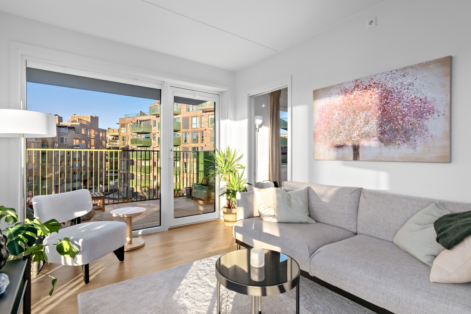 Det er utgang til balkongen fra stue og kjøkken. Galleribilde