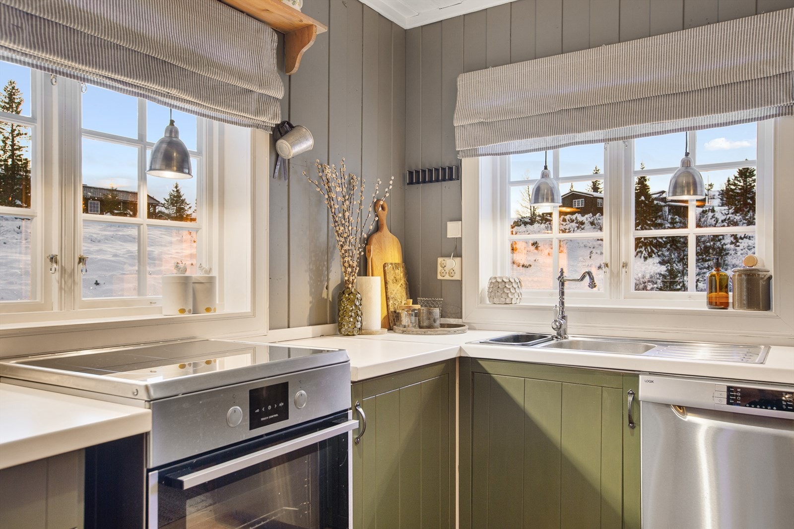 Her kan du lage mat mens blikket hviler på naturen som omkranser hytta. Galleribilde