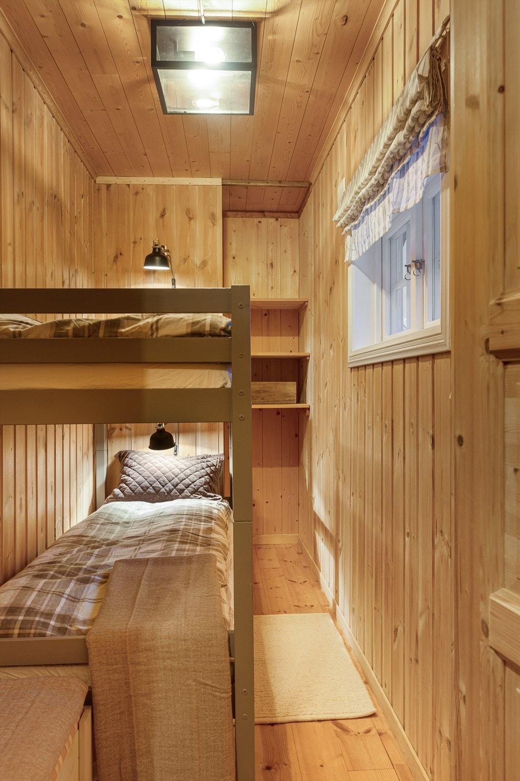 Det andre rommet er innredet med køyeseng og hyller, ideelt som gjesterom, men altså ikke godkjent som oppholdsrom. Galleribilde
