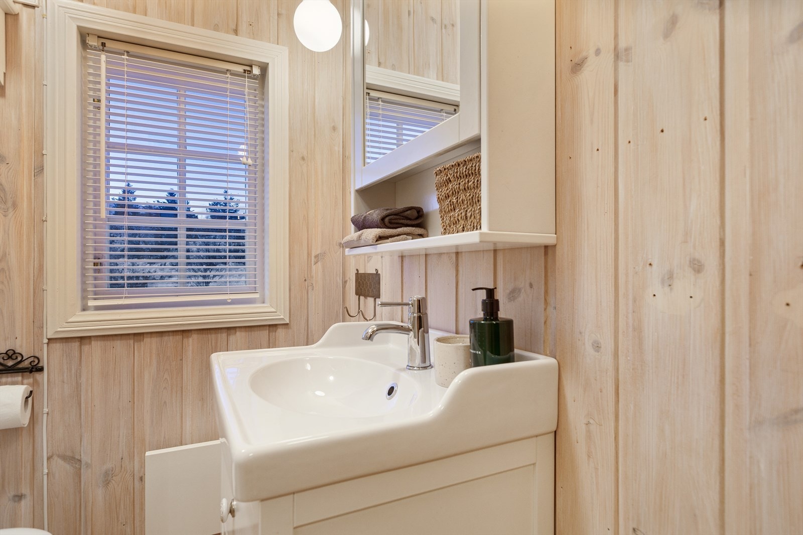 Hyttebadet har smarte oppbevaringsløsninger. Galleribilde