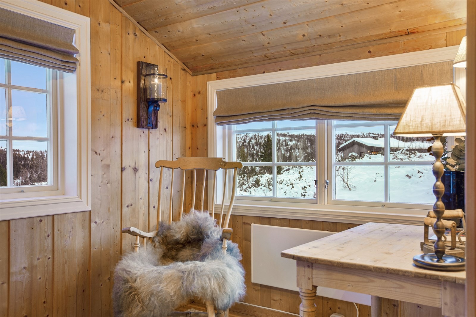 I stua finner du også et hjørne for hygge, med utsikt til roen utenfor. Galleribilde