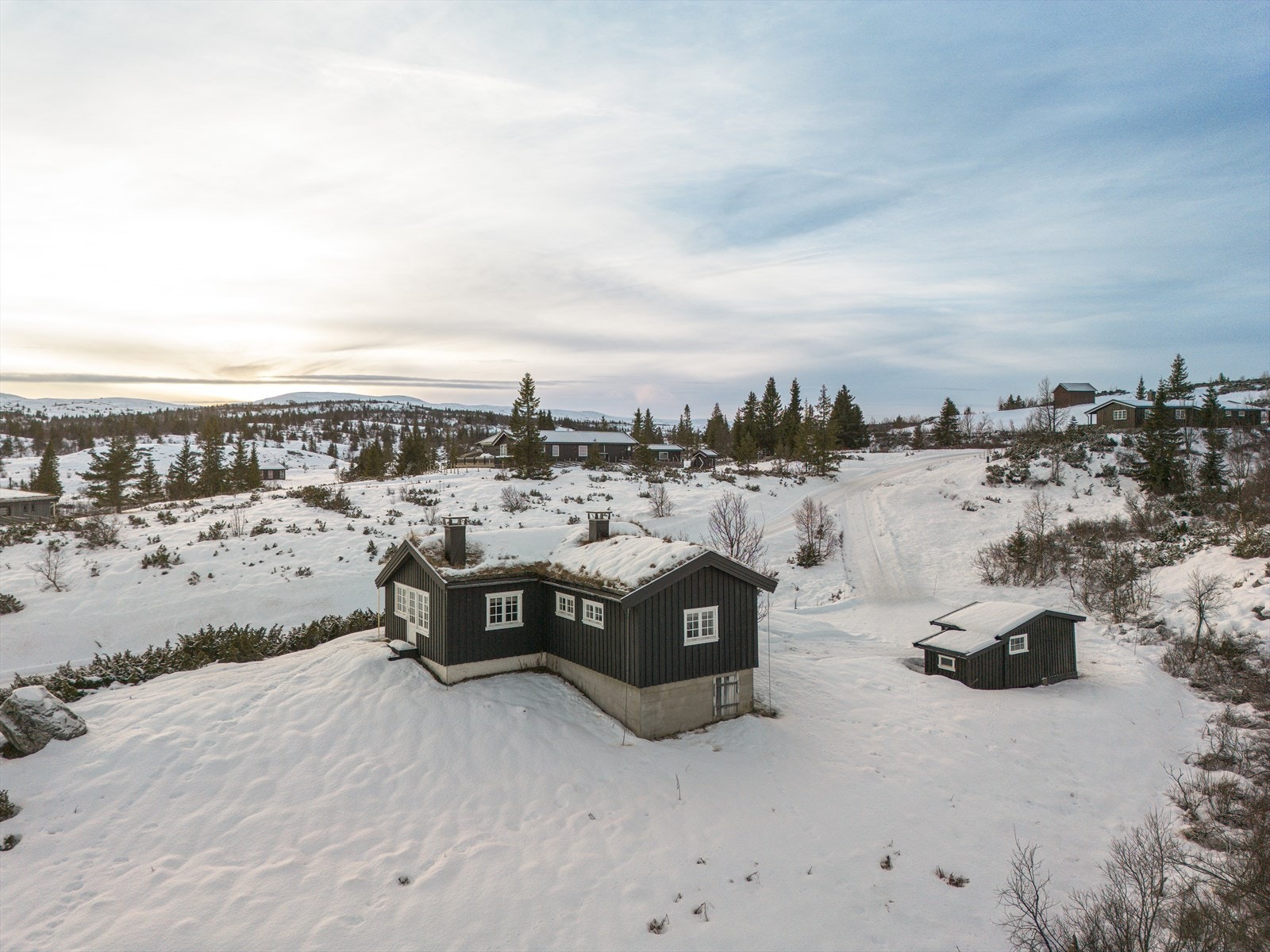 Vinterstid finner du oppkjørte skiløyper i umiddelbar nærhet, ca. 100 m. fra eiendommen. Disse er en del av et omfattende løypenett som strekker seg milevis innover fjellet. Galleribilde