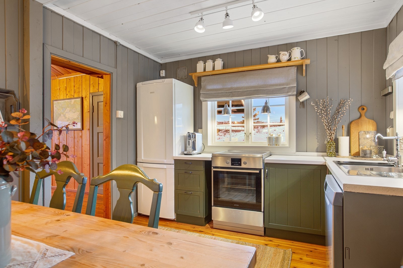 På kjøkkenet er det også plass til spisebord hvor familie og venner kan samles til måltider, spill og gode samtaler. Galleribilde