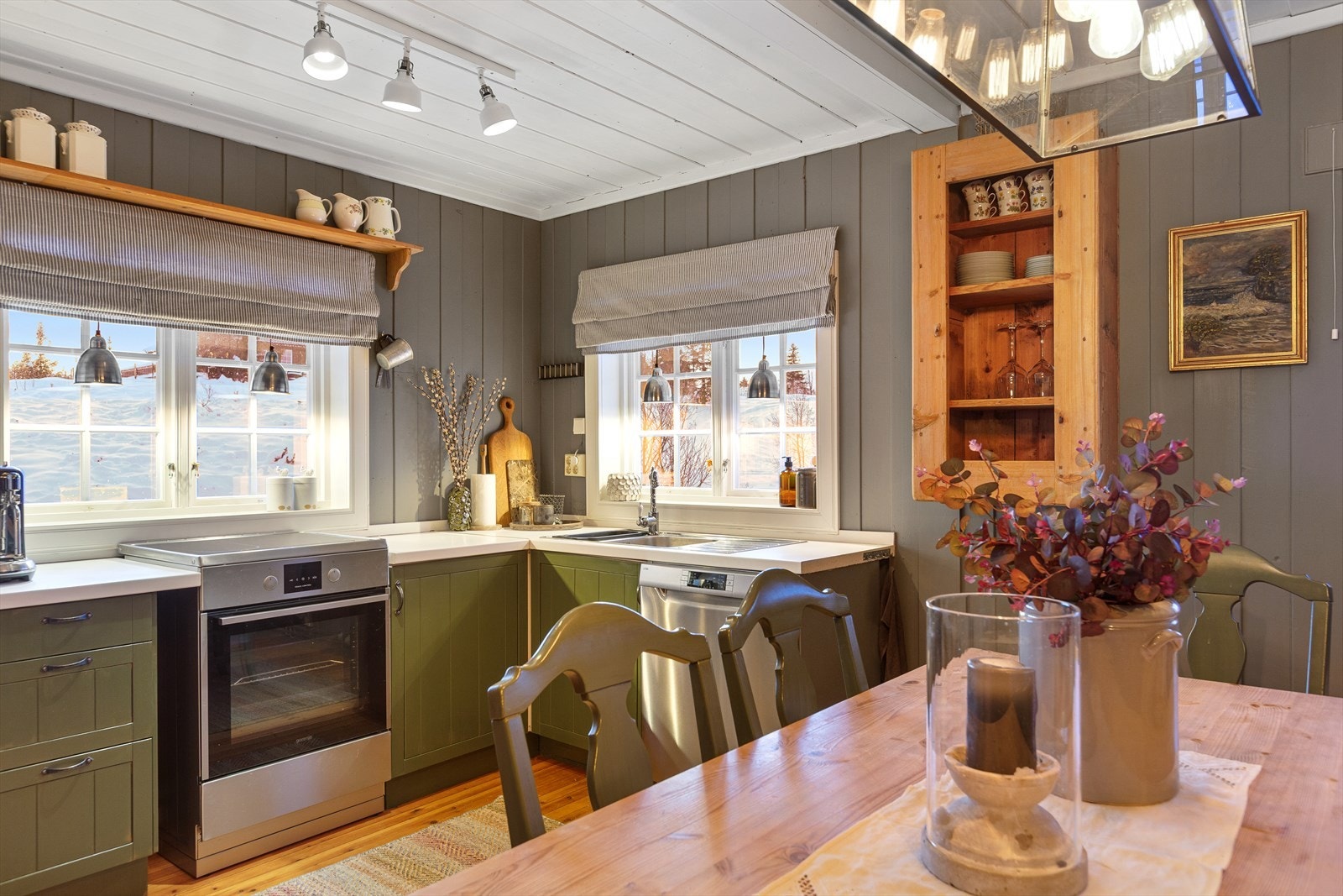 Innredningen er godt utnyttet med praktiske løsninger som hjørnekarusell og skuffer, samt at det er utstyrt med frittstående komfyr, oppvaskmaskin og kjøleskap. Galleribilde