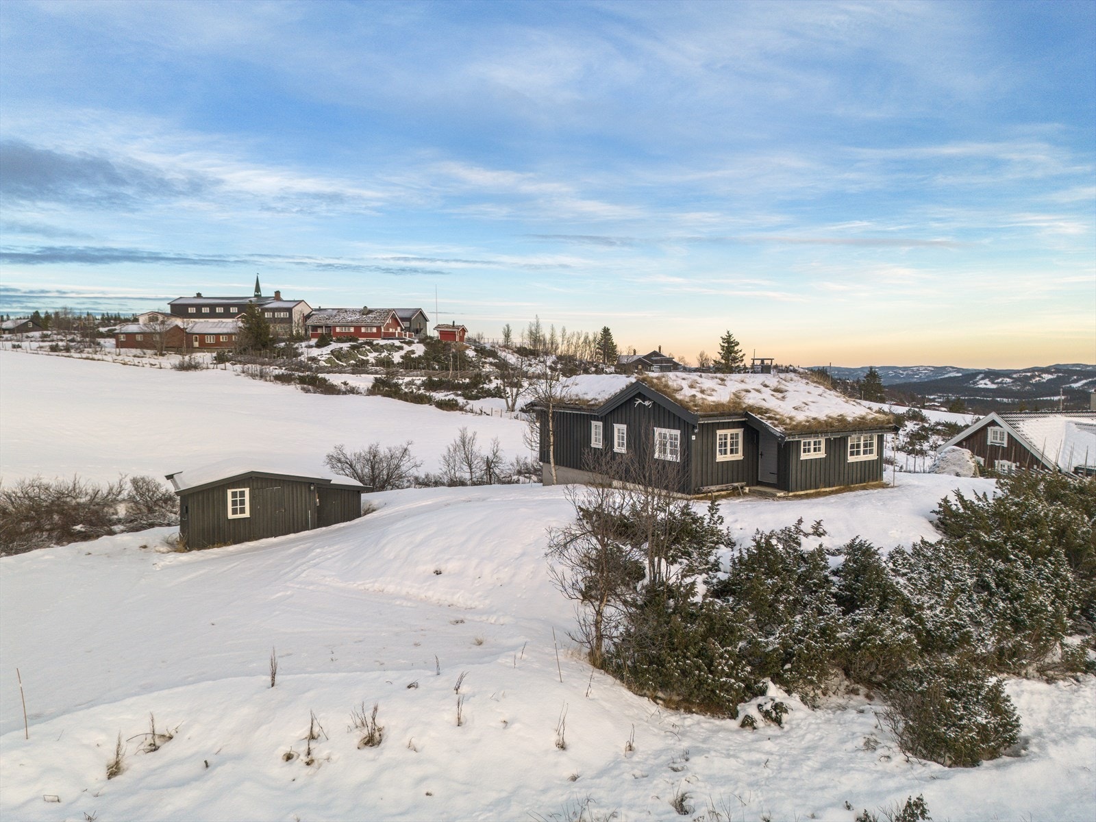 Søndre Fjellstølen er kjent for sin fredelige atmosfære og vakre natur. I Roleghaugvegen 42 får du en stille og rolig beliggenhet med sol fra morgen til kveld, frisk fjelluft og fantastisk utsikt. Galleribilde