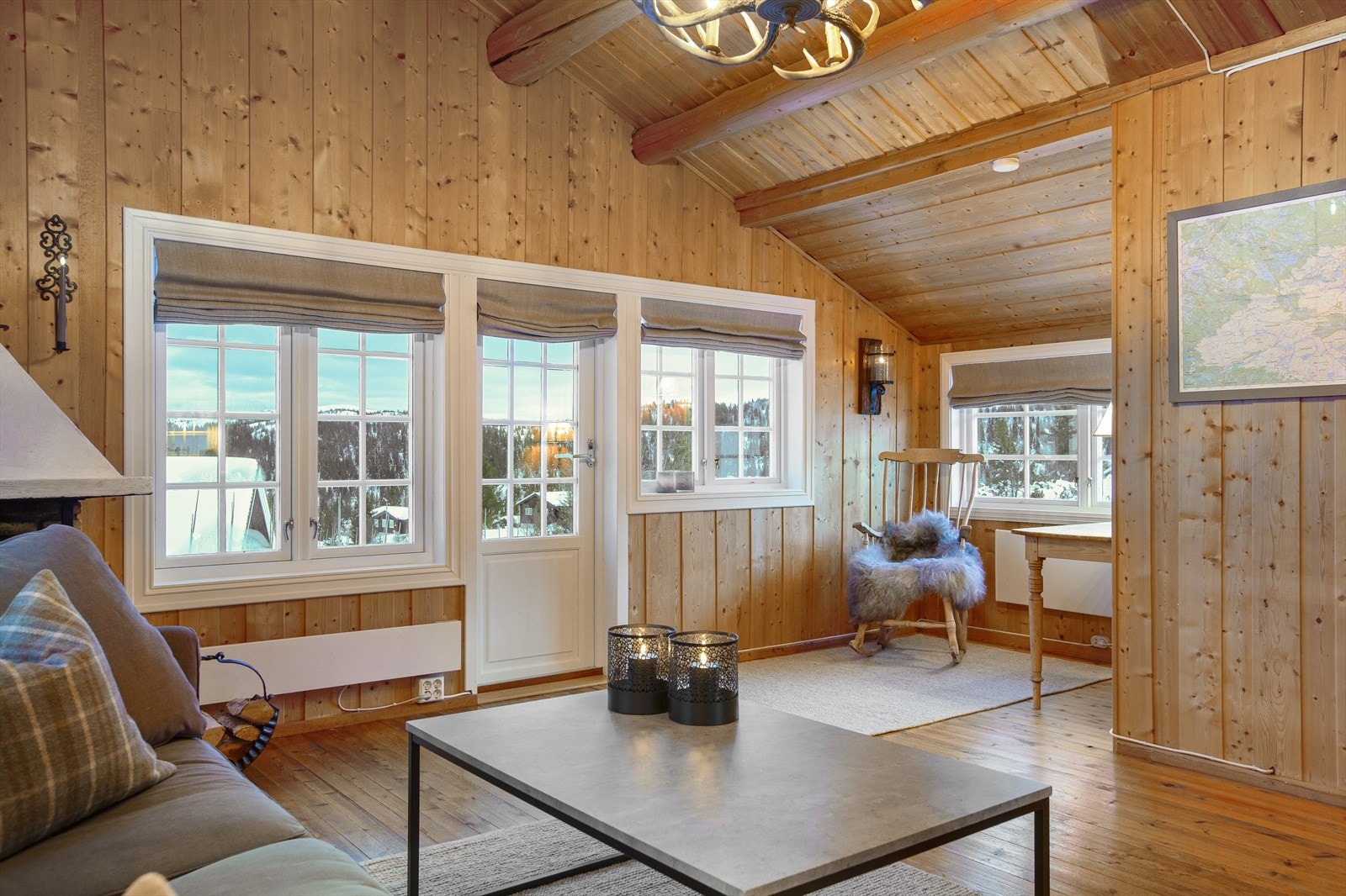 Fra stua er det terrassedør med adkomst ut til terreng og tun, med mulighet for flere fine uteplasser på tomta. Galleribilde