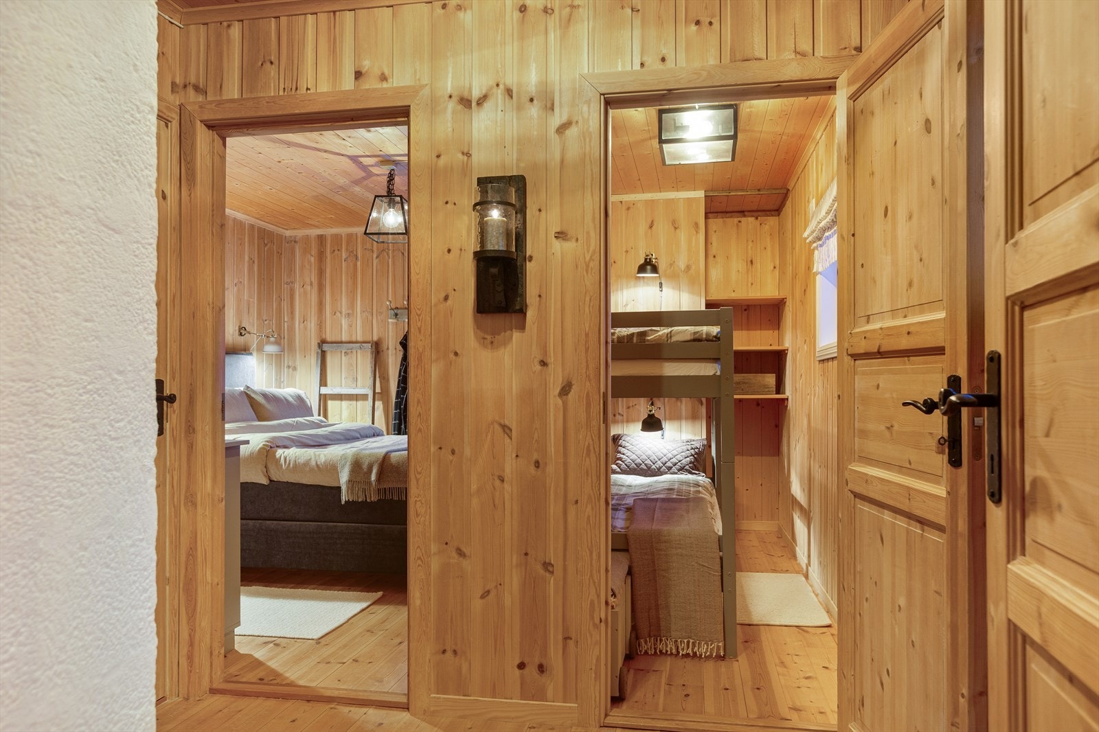 Hytta har to soverom, men merk at det minste rommet ikke er godkjent som soverom da vinduene ikke oppfyller krav til rømningsvei. Galleribilde