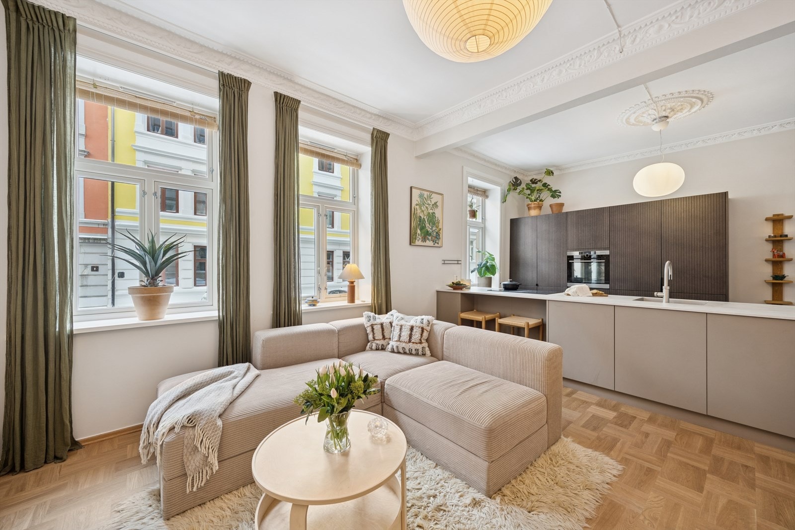 Boligen har en åpen stue/kjøkken-løsning som gir en god og luftig romfølelse. Galleribilde